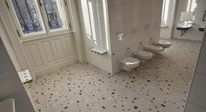 Hadházy: Félmillióba került a Magyar Nemzeti Bankban egy piszoárokat elválasztó fal