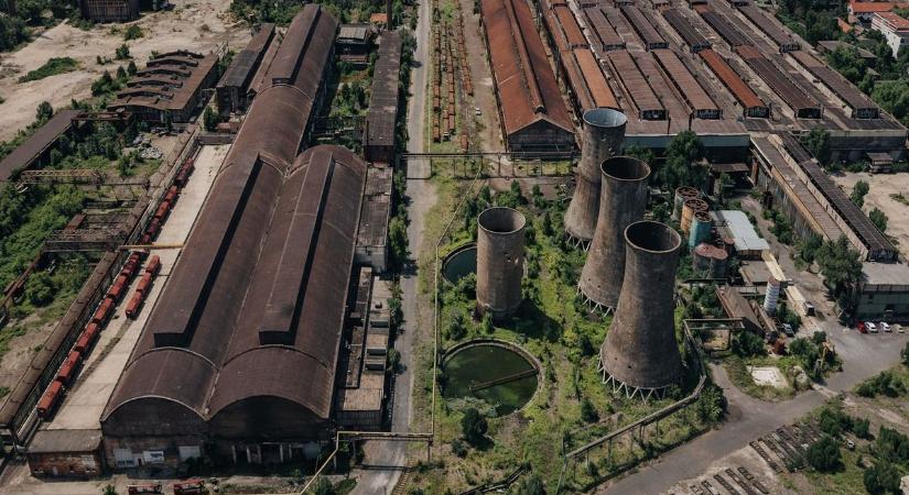 Végtelen csarnokok, brutális hűtőtornyok és a legendás acélmű: sosem látott képek a diósgyőri kohászatról!