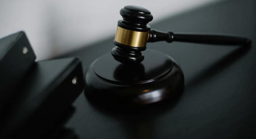 Átgázolt egy út szélén fekvő emberen, majd továbbhajtott