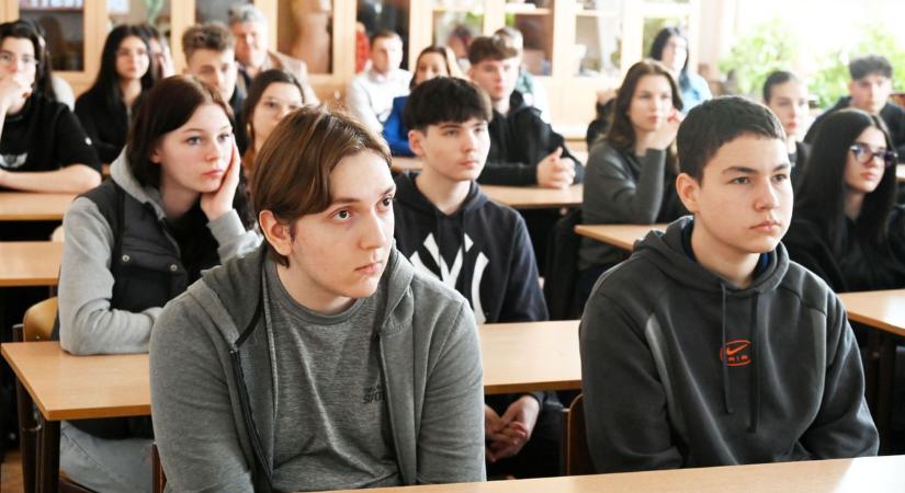 Egyre több diák gondolja át, hogy valóban megéri-e gyorsételt fogyasztania – galériával, videóval