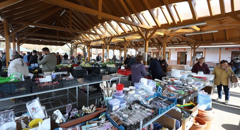 Rá sem lehet ismerni: 150 millióból újult meg a jánoshalmi termelői piac – fotók