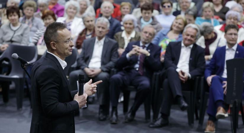 Senki nem számított rá: Szijjártó Péter is feltűnt a szépkorúak ünnepén