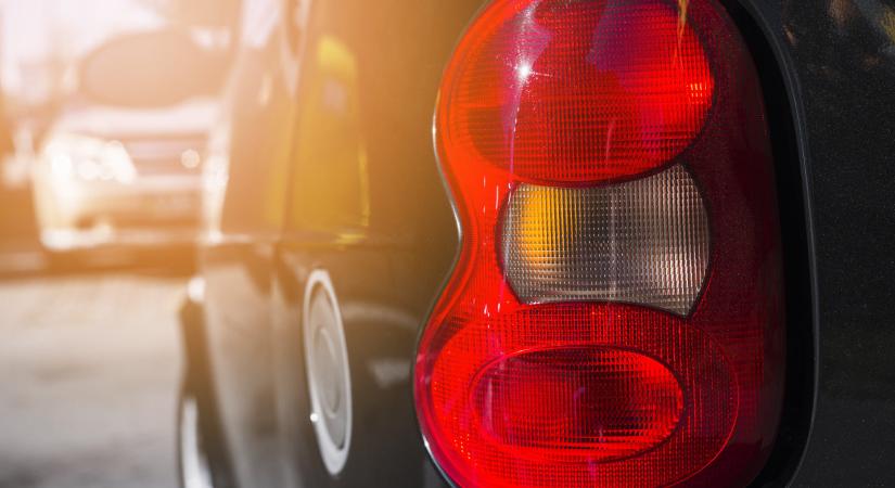 Új szabály jön az autósoknak: ezt minden új kocsiban kötelezővé teszik