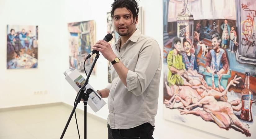 Meghökkentő képek Szekszárdon: pucolt csirkék és nevető alakok a vásznon (képgalériavideó)