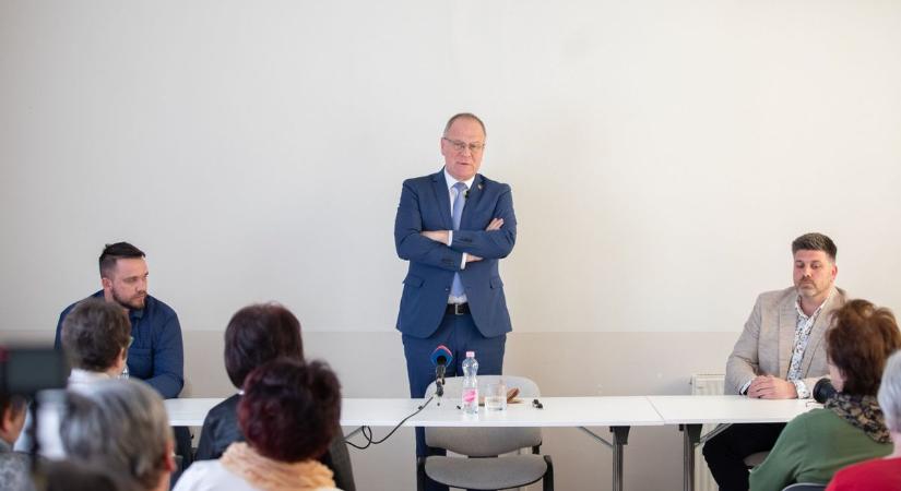 Képviselőjelöltek "szópárbajoztak" a tapolcai nőklub fórumán, a tiszás jelölt nem vállalta a vitát