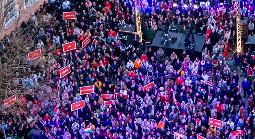 Elképesztő felvétel a végeláthatatlan embertömegről: Esztergom is Orbán Viktor mellett áll