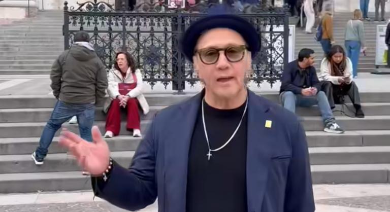 Rob Schneider a Szent István-bazilika előtt állva beszélt arról, hogy Orbán Viktort támogatja