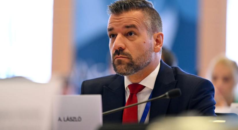 Ismét elővette a kormány a guruló dollárokat