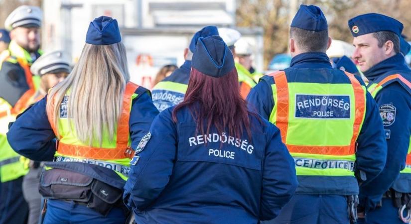 Ez hihetetlen: egy 3. emeleti lakásból is kiesett egy férfi Pécsen - rendőrök és mentő a helyszínen