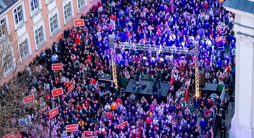 Esztergomban is hatalmas tömeg várta Orbán Viktort – képek