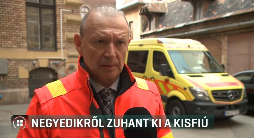 Negyedikről zuhant ki egy kisfiú Kecskeméten – csodával határos módon túlélte