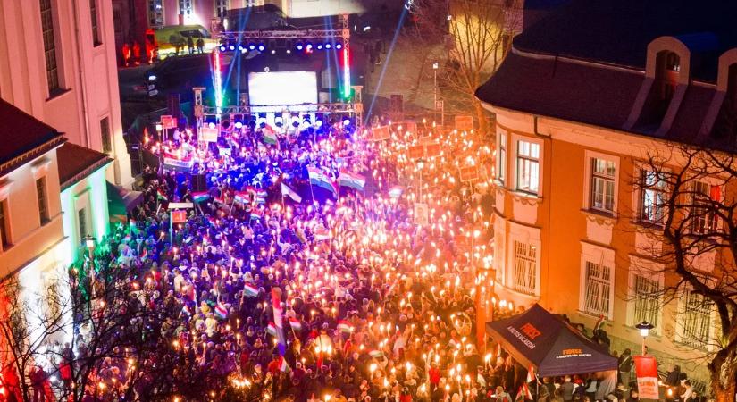 Ebbe még Orbán Viktor lába is beleremegett: soha nem látott tömeg kígyózott Esztergom utcáin