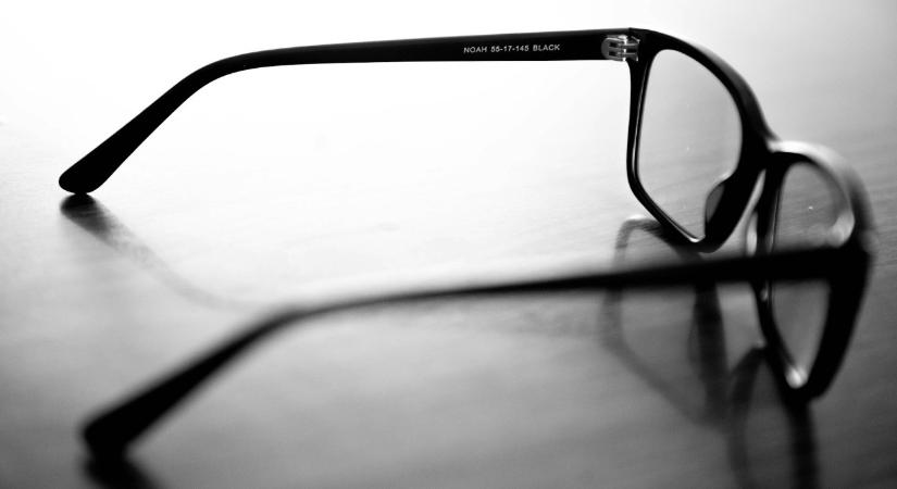 Okosszemüvegen keresztül súgtak a tanúnak