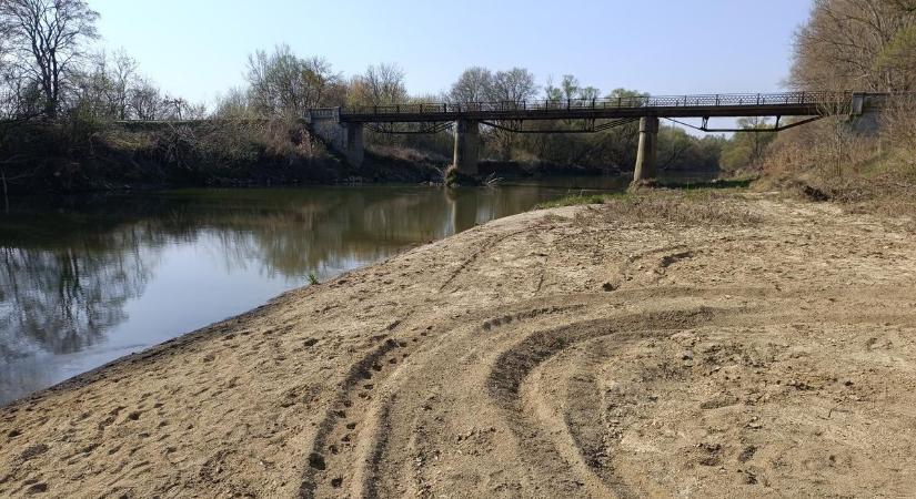 Egy éve emelték ki az uszadékot a mérgesi híd lábától, videón és fotókon hogy néz ki a folyó