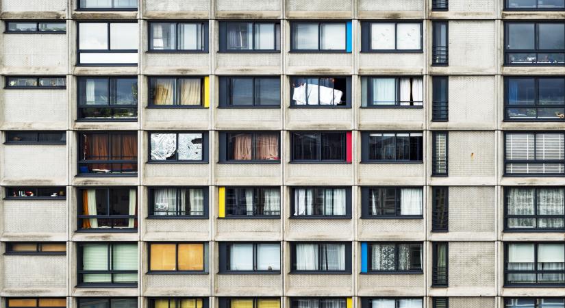 A negyedik emeletről zuhant ki egy 18 hónapos kisfiú