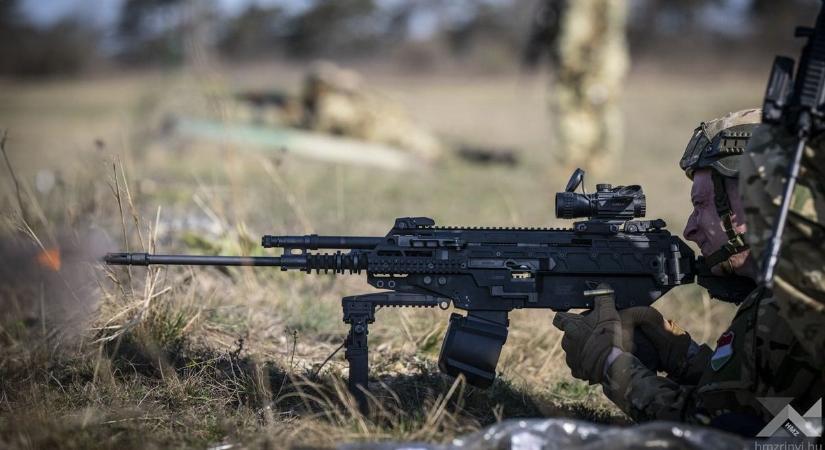 Géppuskaropogástól volt hangos a bakonyi lőtér (fotók, videó)
