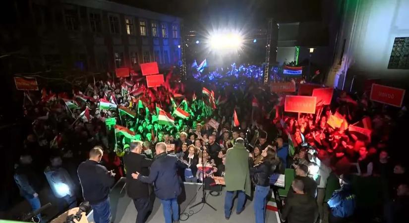 Eddig nem látott videó került elő: szabályosan szétszedte az esztergomi tömeg Orbán Viktort