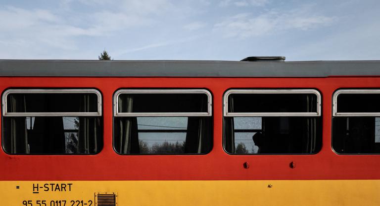 A vasárnap hajnali óraátállítás a MÁV-csoport számos járatát érinti