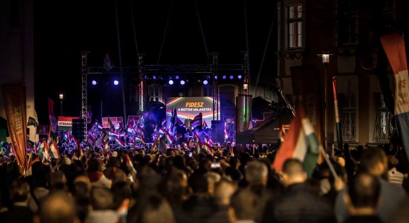 Végeláthatatlan tömeg: mindenki kíváncsi volt Orbán Viktorra Esztergomban - Galéria