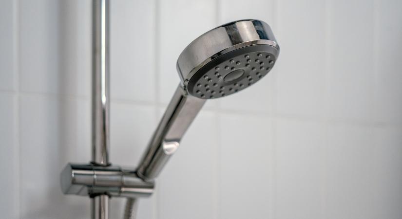 A zuhanyfej egy óra alatt vízkőteleníthető a fagyasztózacskós trükkel: ennyire egyszerű