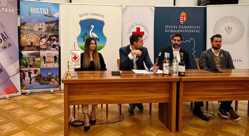 Jótékonysági borünnep Egerben: a Gondoskodás poharával segítik a Vöröskeresztet
