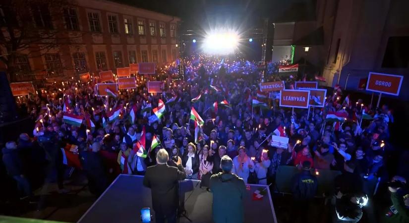 Hihetetlen tömeg Esztergomban, még a határon túlról is sokan jöttek, hogy élőben hallgathassák Orbán Viktort