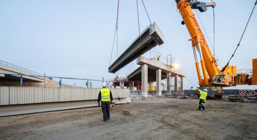 Közeleg az átadás, elbontják a jelenlegi útkapcsolatot: így áll most a kecskeméti gigacsomópont