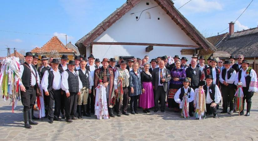 Ennyi vőfélyt egy helyen még nem láttál