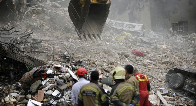 Furcsa diplomáciai nyitás: Trump már a hétvégén tárgyalna a béketervéről, közben rakétákkal tizedeli az iráni vezérkart