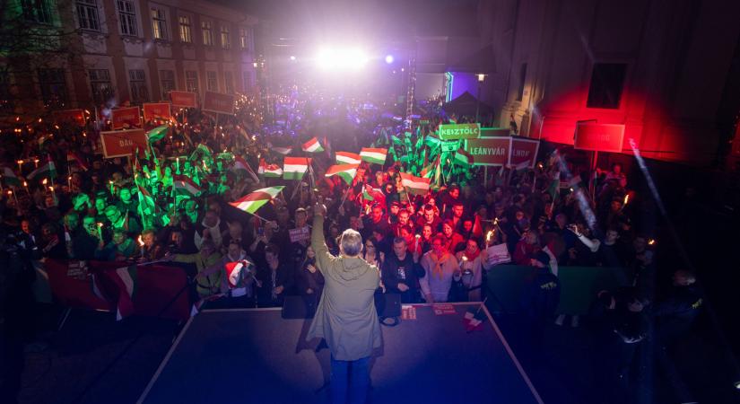 Mutatjuk, mekkora tömeg várta Orbán Viktort Esztergomban