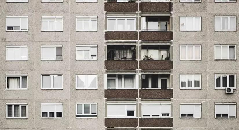 Harmadik emeletről zuhant le egy férfi Pécsen – órákra lezárták a helyszínt