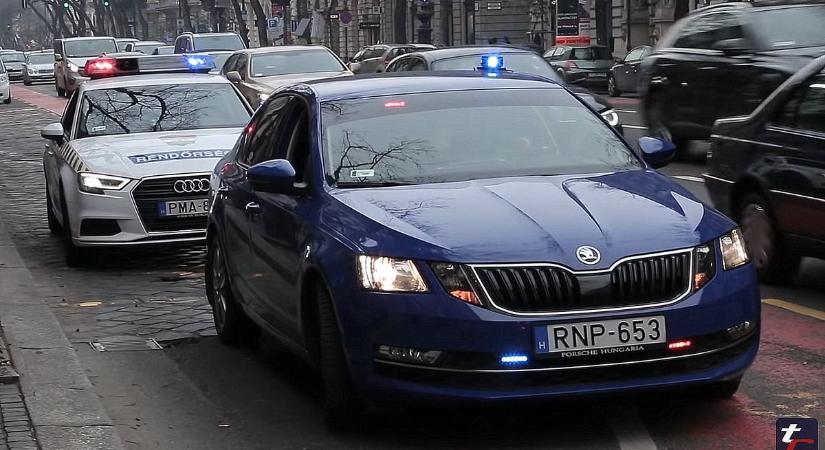 Kék villogó a hűtőrácson és a szélvédő mögött, így "dőlt a lé" az álrendőrhöz az M3-ason