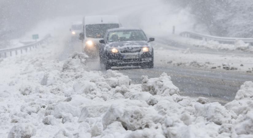 Figyelmeztetést adott ki a Magyar Közút: akár 25 centiméter hó is hullhat