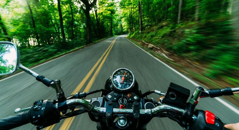 Két kanyargós útszakaszt néztek ki maguknak versenypályának a motorosok a Bakonyban, halálutakká válhatnak