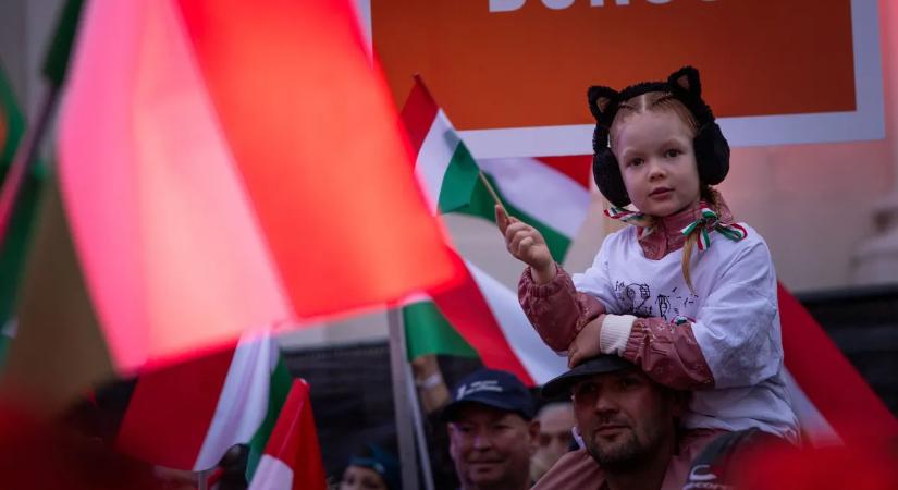 Szupercuki: Orbán-firkás pólóban várta a miniszterelnököt a cicafülű kislány Esztergomban