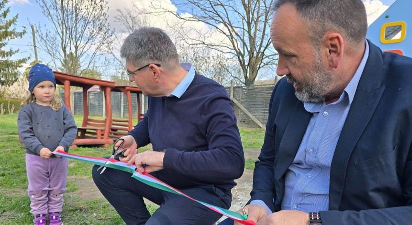 Vadonatúj játékokkal gazdagodott a játszótér