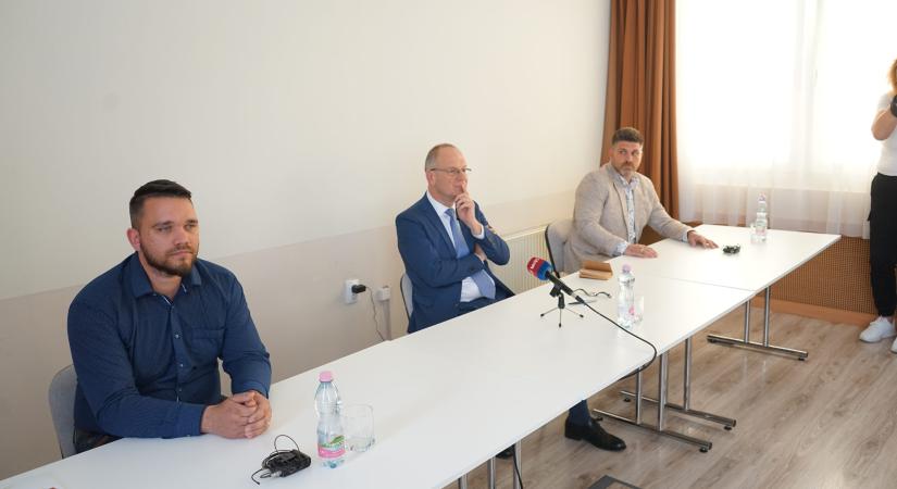 A sok jelöltből három személyesen is bemutatkozott a nőklub tagsága előtt