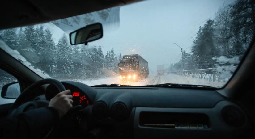 Nincs menekvés, visszatér az ítéletidő: a havazás miatt újra felszerelik a téli munkagépeket Magyarországon