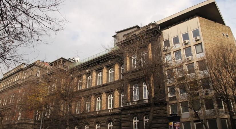 Elromlott mindkét lift a Semmelweis bőrklinikáján