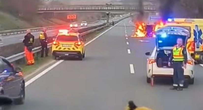 Friss videón, ahogy lángok martaléka lesz egy család autója az M7-esen
