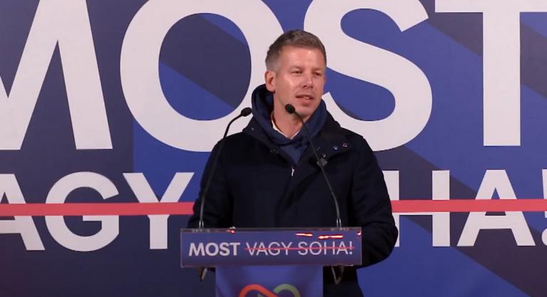 Öt helyszínen tartott országjárást Magyar Péter