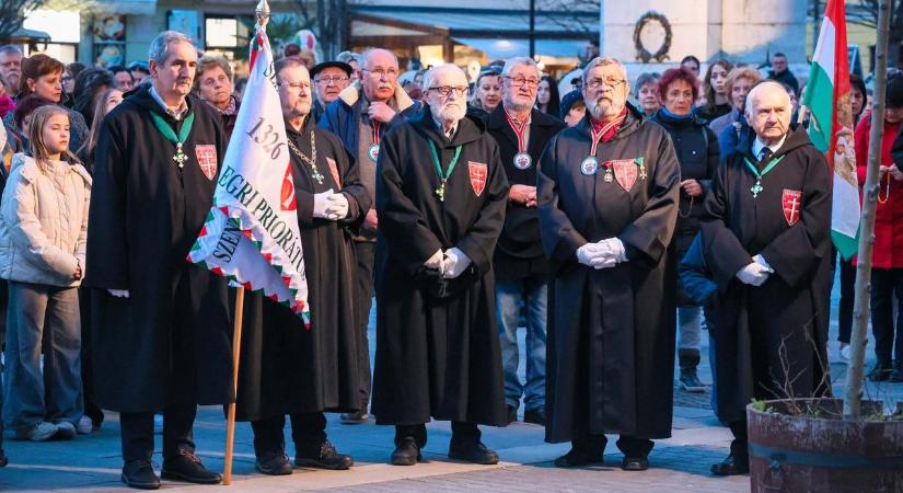 Eger főtere ismét megtelt imádsággal