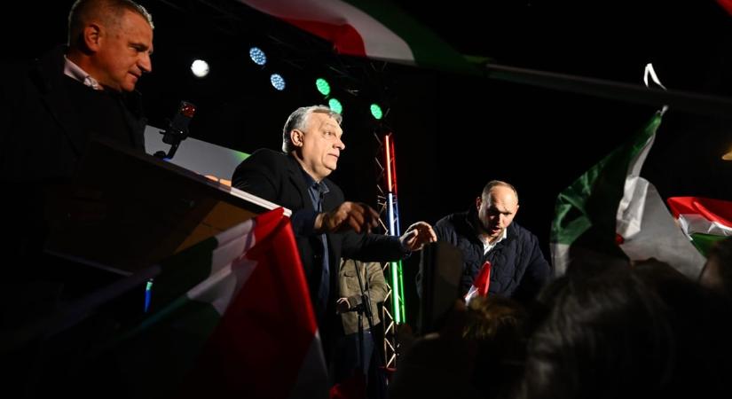 „Orbán Viktor nem a szívem csücske, én Istenben hiszek és Isten küldte Orbán Viktort” – a miniszterelnök országjárásának esztergomi állomásán jártunk