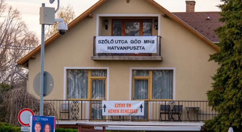 Trollkodással fokozódik a füredi családi házon tomboló plakátháború