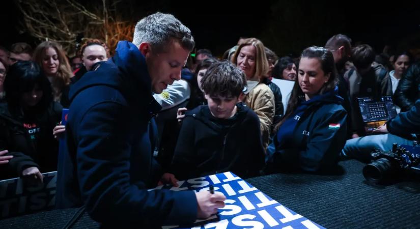„Pócs János szégyen” – a Jászságban kampányolt Magyar Péter