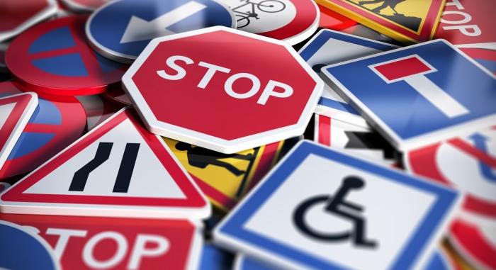 Sok autósnak fogalma sincs, mi a különbség ezen két KRESZ-tábla között