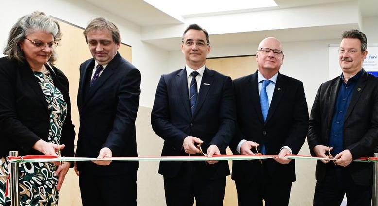 Uniós pénzből újult meg a Debreceni Egyetem Pszichológiai Intézete, Papp Lászlónak is jutott vágnivaló