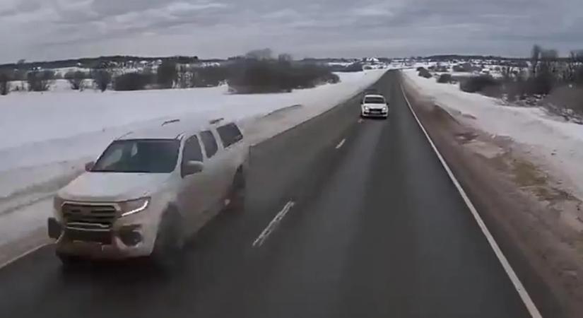 Ilyen egy túlélhetetlen frontális karambol, mindenki az okokat találgatja – videó