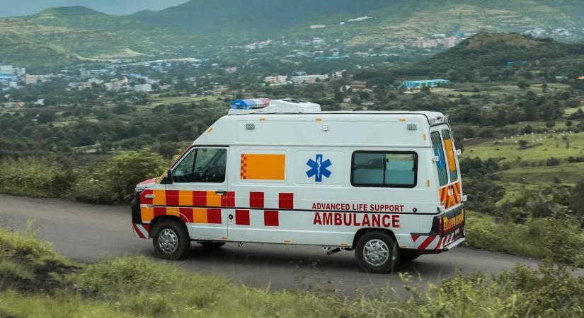 Kátyúba hajtott az agyhalott beteget szállító mentő, megdöbbentő, ami ezután történt