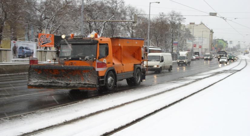 Kár volt lecserélni a téli gumit: már izzítják a hókotrókat, extrém idő tör be hazánkba